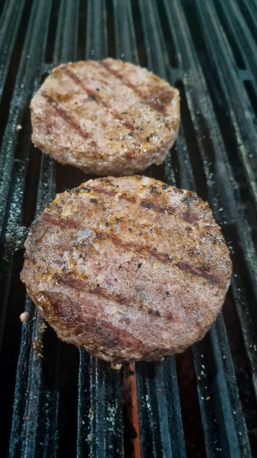 Hamburguer de carne bovina na churrasqueira